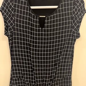 Cute black and white chique top.